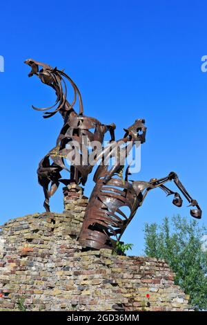 Il monumento ai cavalli di guerra (di Luc Coomans) in ricordo dei cavalli di guerra che servirono e morirono durante la prima guerra mondiale a Vlamertinge (Ypres), Belgio Foto Stock