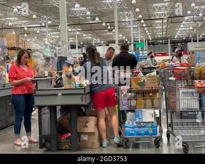 La gente che acquista a Costco Wholesale Foto Stock