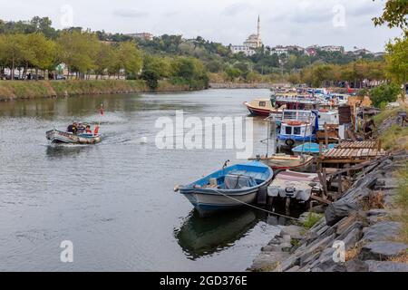 Piccole imbarcazioni da pesca su un torrente tra la costa del Mar di Marmara e il lago Kucukcekmece al punto di ingresso nel sud del progetto del canale di Istanbul. Foto Stock