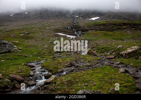 Scioglimento della neve a luglio lungo il sentiero Kungsleden tra Hemavan e Ammarnas, Svezia Foto Stock