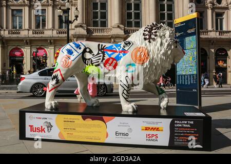 Londra, Regno Unito. 10 agosto 2021. The Tusk Lion Trail 2021. Leone scultura di David Mach in Piccadilly Circus. Credito: Waldemar Sikora Foto Stock