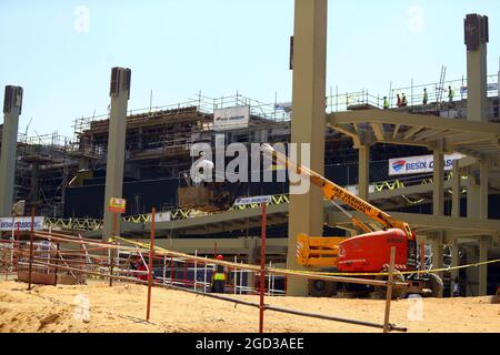 Giza, Egitto. 10 agosto 2021. I lavoratori costruiscono un edificio speciale per la barca solare del re Khufu al Grand Egyptian Museum di Giza, Egitto, il 10 agosto 2021. I funzionari egiziani hanno evidenziato martedì il recente successo del trasporto di un'enorme e fragile barca faraonica di 4,600 anni da un vecchio museo al nuovo Grand Egyptian Museum (GEM) a circa 10 km di distanza. La barca solare lunga 42 metri e lunga 20 tonnellate è stata scoperta nel 1954 accanto alla Grande Piramide di Giza che apparteneva al re Khufu. Credit: Ahmed Gomaa/Xinhua/Alamy Live News Foto Stock