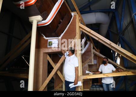 Giza, Egitto. 10 agosto 2021. I membri del personale lavorano all'interno di una gabbia in acciaio in cui la barca solare del re Khufu è collocata al Grand Egyptian Museum di Giza, Egitto, il 10 agosto 2021. I funzionari egiziani hanno evidenziato martedì il recente successo del trasporto di un'enorme e fragile barca faraonica di 4,600 anni da un vecchio museo al nuovo Grand Egyptian Museum (GEM) a circa 10 km di distanza. La barca solare lunga 42 metri e lunga 20 tonnellate è stata scoperta nel 1954 accanto alla Grande Piramide di Giza che apparteneva al re Khufu. Credit: Ahmed Gomaa/Xinhua/Alamy Live News Foto Stock