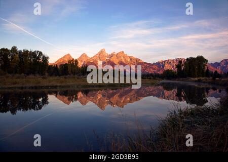 Vista all'alba delle montagne di Teton da Schwabacher's Landing, Snake River, Grand Teton National Park, Wyoming; USA Foto Stock