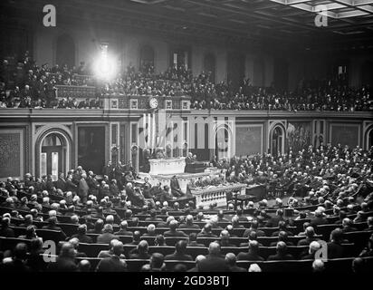 Il presidente Woodrow Wilson si rivolge al Congresso tra il 1909 e il 1925 Foto Stock