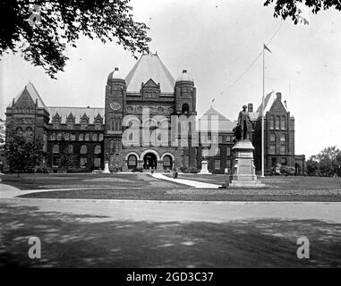 Ontario legislative Building situato a Queens Park, Toronto, Ontario, Canada ca. Tra il 1909 e il 1923 Foto Stock
