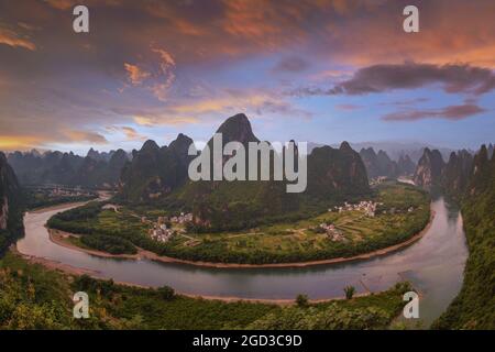 Xianggong collina paesaggio di Guilin, li fiume e Karst montagne. Xingping, Contea di Yangshuo, Provincia di Guangxi, Cina. Foto Stock
