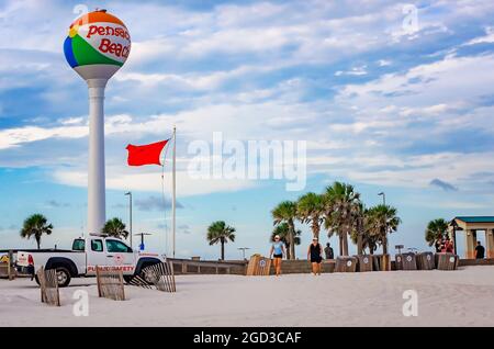 Una bandiera rossa vola a Pensacola Beach prima dell'arrivo dell'uragano Michael, 9 ottobre 2018, a Pensacola, Florida. Foto Stock