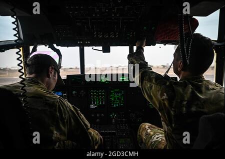 I membri del 75° Expeditionary Airlift Squadron trasferiscono il carico a bordo di un C-130J Super Hercules da Camp Lemonnier, Gibuti, a un'uscita tattica in Africa orientale, il 14 luglio 2021. Il 75° EAS sostiene la Joint Task Force - Corno d'Africa (CJTF-HOA) con evacuazioni mediche, soccorsi in caso di disastri, operazioni umanitarie e airdrop. (STATI UNITI Air Force foto di Tech. SGT. Michael Cossaboom) Foto Stock