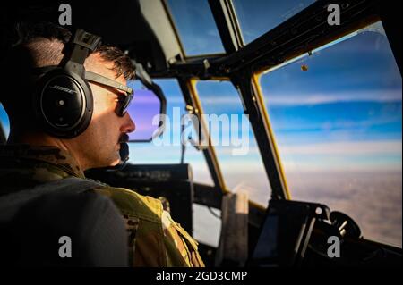 I membri del 75° Expeditionary Airlift Squadron trasferiscono il carico a bordo di un C-130J Super Hercules da Camp Lemonnier, Gibuti, a un'uscita tattica in Africa orientale, il 14 luglio 2021. Il 75° EAS sostiene la Joint Task Force - Corno d'Africa (CJTF-HOA) con evacuazioni mediche, soccorsi in caso di disastri, operazioni umanitarie e airdrop. (STATI UNITI Air Force foto di Tech. SGT. Michael Cossaboom) Foto Stock