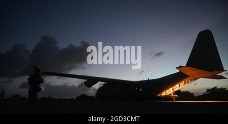 I membri del 75° Expeditionary Airlift Squadron trasferiscono il carico a bordo di un C-130J Super Hercules da Camp Lemonnier, Gibuti, a un'uscita tattica in Africa orientale, il 14 luglio 2021. Il 75° EAS sostiene la Joint Task Force - Corno d'Africa (CJTF-HOA) con evacuazioni mediche, soccorsi in caso di disastri, operazioni umanitarie e airdrop. (STATI UNITI Air Force foto di Tech. SGT. Michael Cossaboom) Foto Stock