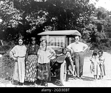 Donne e bambini zingari, e l'uomo con l'automobile ca. 1909 Foto Stock