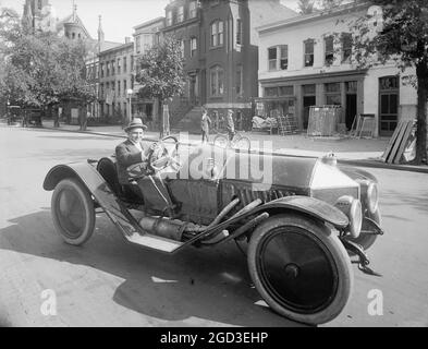 Un uomo che guida un'automobile del roadster di inizio 20 ° secolo ca. Tra il 1910 e il 1926 Foto Stock