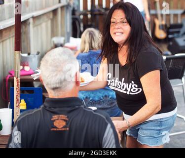 Gahanna, Ohio, Stati Uniti. 10 agosto 2021. L'Erin Gourin serve cibo al Joe Blystone Rally di Gahanna, Ohio. Blystone è un repubblicano che corre per il governatore dell'Ohio nel 2022. Credito: Brent Clark/Alamy Foto Stock