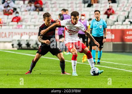 Lisbona, Portogallo. 10 agosto 2021. Alex Grimaldo (L) di SL Benfica e Jordan Larsson (R) di Spartak Mosca visto in azione durante la terza partita di qualificazione della UEFA Champions League tra SL Benfica e FC Spartak Mosca allo stadio Estadio da Luz di Lisbona. (Punteggio finale: SL Benfica 2:0 FC Spartak Moscow) Credit: SOPA Images Limited/Alamy Live News Foto Stock