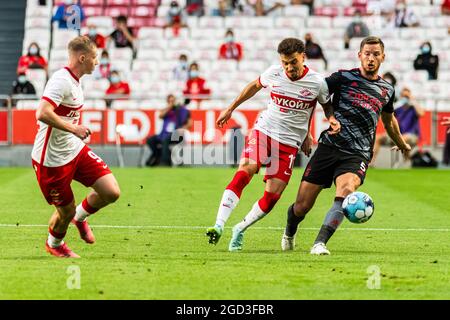 Lisbona, Portogallo. 10 agosto 2021. Jordan Larsson (C) di Spartak Mosca e Jan Vertonghen (R) di SL Benfica visto in azione durante la terza partita di qualificazione della UEFA Champions League tra SL Benfica e FC Spartak Mosca allo stadio Estadio da Luz di Lisbona. (Punteggio finale: SL Benfica 2:0 FC Spartak Moscow) Credit: SOPA Images Limited/Alamy Live News Foto Stock