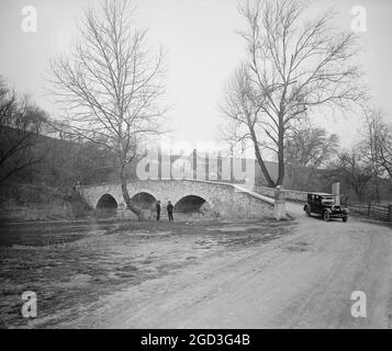 Ford Motor Company, Lincoln at Burnside bridge [Near Antietam, Maryland] ca. Tra il 1910 e il 1926 Foto Stock