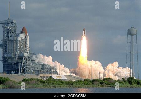 Lo Space Shuttle Discovery decollo da Cape Canaveral. Questa è la missione STS-31 prendendo il telescopio spaziale Hubble. Foto Stock