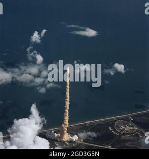 Una vista aerea dello Space Shuttle Atlantis decollo da Capo Canaveral, lasciando un sentiero di fumo sopra le nuvole. Questa è la missione STS-34 Foto Stock