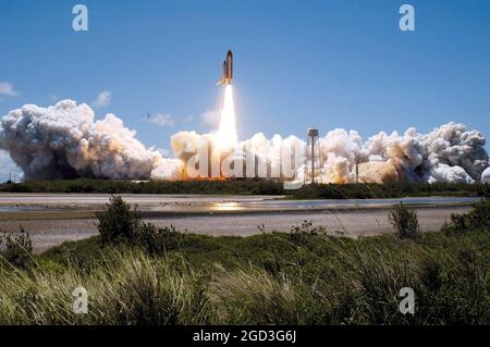 Lo Space Shuttle Discovery decollo da Cape Canaveral. Questa è la missione STS-121 che porta forniture alla Stazione spaziale Internazionale Foto Stock