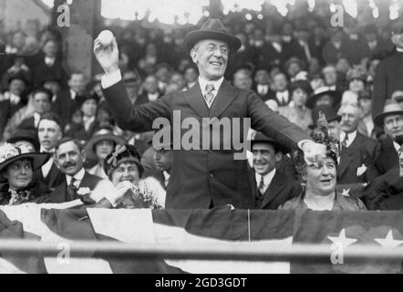 Il presidente Woodrow Wilson gettando fuori la prima palla, giorno di apertura, 1916; tra i presenti ci sono Edith Bolling Galt Wilson e la signora John A. (Ida) Wilson ca. 1916 Foto Stock