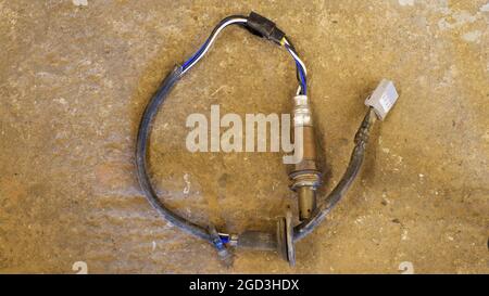 Un sensore ossigeno originale di un veicolo Foto Stock