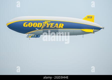 Oshkosh, WI - 26 luglio 2021: Il Goodyear blimp volare in aria. Foto Stock