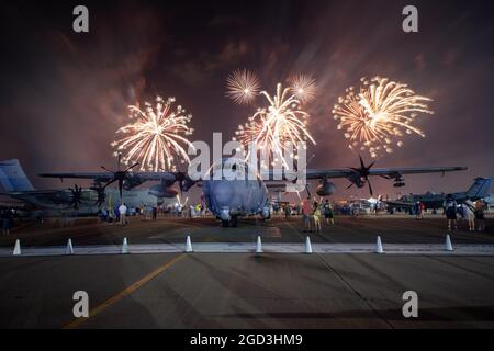 Oshkosh, WI - 27 luglio 2021: Una nave da fuoco AC-130J ghostrider dell'AFSOC all'EAA di Oshkosh con fuochi d'artificio Foto Stock