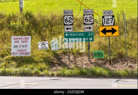 Cartelli stradali lungo la state Route 62 nella contea di Warren in una giornata estiva di sole a Tirioute, Pennsylvania, USA Foto Stock