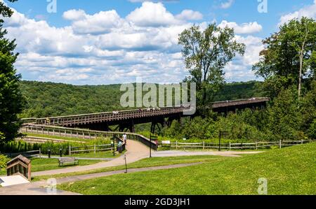 Un passaggio pedonale per il ponte nel Kinzua Bridge state Park a Mt Jewett, Pennsylvania, Stati Uniti Foto Stock