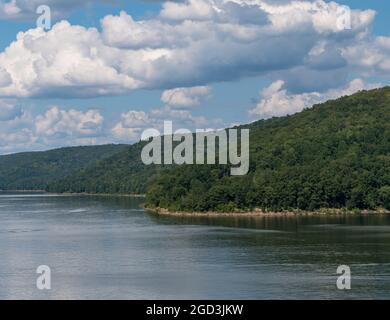 Splendidi cieli estivi sul lago artificiale di Allegheny nella foresta nazionale di Allegheny a Mead Township, Pennsylvania, Stati Uniti Foto Stock