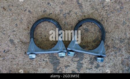 Una vista ad alto angolo di due nuovi morsetti di scarico Foto Stock