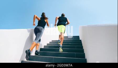 Scale runner che corrono su scala allenamento hiit. Coppia allenarsi gambe e cardio in palestra. Persone sane e attive nello stile di vita Foto Stock