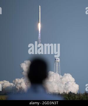 Atlantic Regional Spaceport, US, 10 agosto 2021, UN razzo Northrop Grumman Antares che trasporta un Cygnus rifornisce i lanci di navicella spaziale da Pad-0A del Mid-Atlantic Regional Spaceport, martedì 10 agosto 2021, presso la struttura di volo di Wallops della NASA in Virginia. Northrop Grummans 16 ° contratto carico rifornire la missione con la NASA porterà quasi 8,200 libbre di scienza e ricerca, forniture di equipaggio e hardware per veicoli alla Stazione spaziale Internazionale e il suo equipaggio. Credito obbligatorio: Joel Kowsky/NASA via CNP Foto Stock