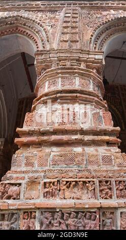 Opere d'arte in terracotta sulle pareti del tempio di Krishna Chandra di Kalna, Bengala Occidentale, India - è uno dei più antichi templi di kalna. Foto Stock