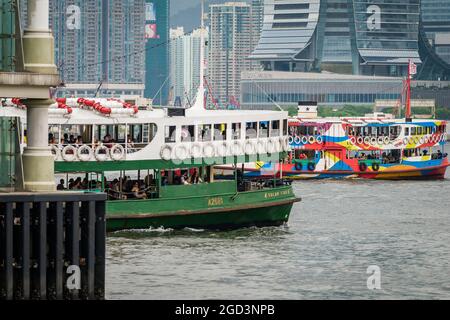 La 'Solar Star', una delle flotte di Star Ferry, passa la 'Night Star' mentre attraversa Victoria Harbour per Tsim Sha Tsui, Kowloon, Hong Kong Foto Stock