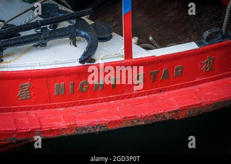 Dettaglio della targhetta in ottone e ancora della "Night Star", una delle flotte di Star Ferry, presso il molo 7 del Central Ferry sull'isola di Hong Kong Foto Stock