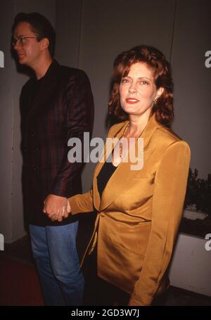 BEVERLY HILLS, CA - 1 SETTEMBRE: Tim Robbins e Susan Sarandon partecipano alla prima di 'Bob Roberts' il 1 settembre 1992 al Writer's Guild Theatre di Beverly Hills, California. Credito: Ralph Dominguez/MediaPunch Foto Stock