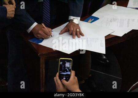 Membri della Camera dei rappresentanti della Colombia hanno partecipato alla sesione il Sindaco di Bogotà, Claudia Lopez, Ministro degli interni Daniel Palacios e Nicolas Garcia, Governatore dello Stato di Cundinamarca segno che la legge proyect a stabilizzare la prima Regione Metropolitana della Colombia tra la città capitale di Bogotà e lo stato di Cundinamarca a Bogotà, Colombia, 10 agosto 2021. Foto Stock