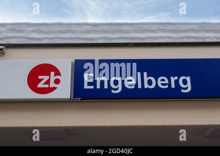 Engelberg, Svizzera - 21 gennaio 2021: Un cartello con la scritta Engelberg sul lato anteriore della stazione ferroviaria Foto Stock