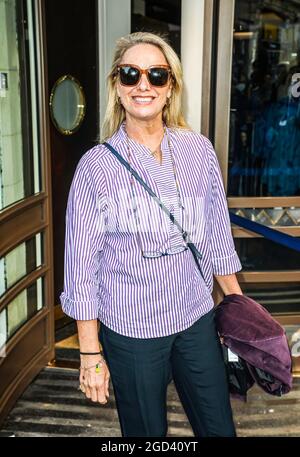 Londra, Regno Unito. 10 agosto 2021. Tamzin Outhwaite partecipa alla Press Night per "The Windsors: Endgame" al Prince of Wales Theatre di Londra. Credit: SOPA Images Limited/Alamy Live News Foto Stock