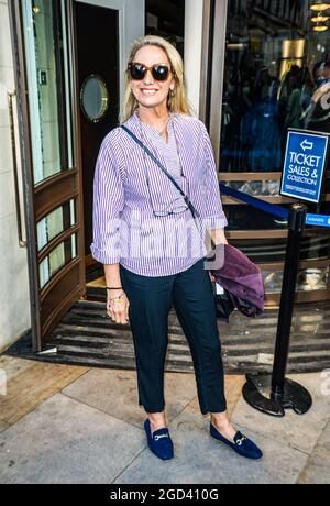Londra, Regno Unito. 10 agosto 2021. Tamzin Outhwaite partecipa alla Press Night per "The Windsors: Endgame" al Prince of Wales Theatre di Londra. Credit: SOPA Images Limited/Alamy Live News Foto Stock