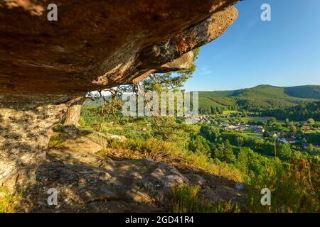 FRANCIA, BAS-RHIN (67), PARCO NATURALE REGIONALE DEI VOSGI DEL NORD, DAMBACH, ROCCIA MODENBERG Foto Stock