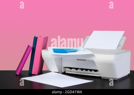 Stampante laser domestica compatta su sfondo giallo Foto stock - Alamy