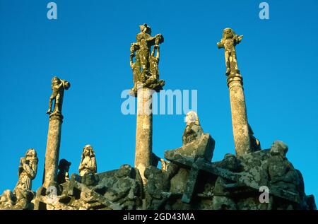 FINISTERE (29) BRETAGNA, SAINT JEAN TROLIMON, LA CAPPELLA DI NOTRE DAME DE TROEN, IL SUO CALVARIO. LA CAPPELLA RISALE AL XV SECOLO ED È UNA STORICA Foto Stock