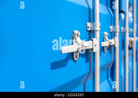 Primo piano del contenitore. Contenitore di carico blu con serratura. Il concetto di aumento dei costi di trasporto. Banner con posizione per il testo. Foto Stock