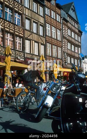 ILLE ET VILAINE (35) BRETAGNA, UNA DELLE CAPITALI STORICHE DEL DUCATO DI BRETAGNA, RENNES, PLACE DU CHAMP JACQUET NEL CENTRO STORICO DI T. Foto Stock