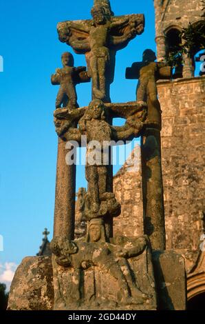 FINISTERE (29) BRETAGNA, IL CALVARIO DELLA CAPPELLA SAINT PHILIBERT DEL XVI SECOLO, FRANCIA Foto Stock