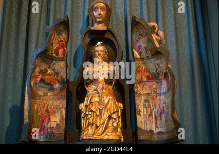 FINISTERE (29) BRETAGNA, MORLAIX, ALL'INTERNO DELLA CHIESA SAINT MATHIEU, UNA STATUA DI APERTURA IN LEGNO DORATO DELLA FINE DEL XIV SECOLO, FRANCIA Foto Stock