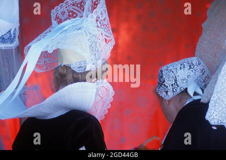 FRANCIA, FINISTERE(29), PONT L ABBE, CORNOUAILLE, LA FESTA DEI RICAMATORI, DONNA IN ABITO TRADIZIONALE CON IL LORO CAPPUCCIO RICAMATO, BRETAGNA. Foto Stock